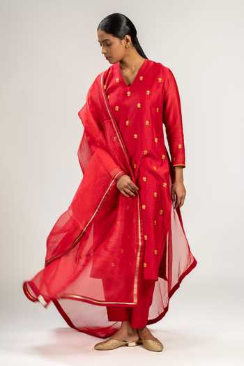Buy KAJAL AGRAWAL Red Chanderi Silk, Organza V-neck, Yes Handwoven Kurta Set Online at Aza Fashions Buy_KAJAL AGRAWAL_Red Chanderi Silk, Organza V-neck, Yes Handwoven Kurta Set _Online_at_Aza_Fashions