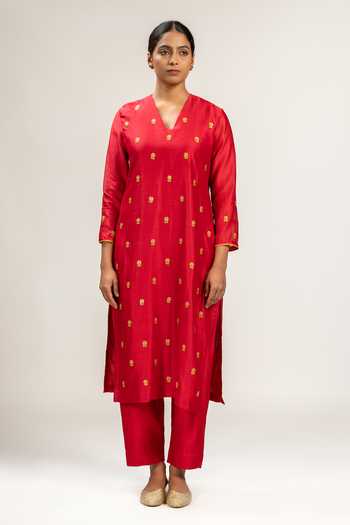 KAJAL AGRAWAL Red Chanderi Silk, Organza V-neck, Yes Handwoven Kurta Set at Aza Fashions KAJAL AGRAWAL_Red Chanderi Silk, Organza V-neck, Yes Handwoven Kurta Set _at_Aza_Fashions