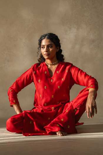 Shop KAJAL AGRAWAL Red Chanderi Silk, Organza V-neck, Yes Handwoven Kurta Set Shop_KAJAL AGRAWAL_Red Chanderi Silk, Organza V-neck, Yes Handwoven Kurta Set