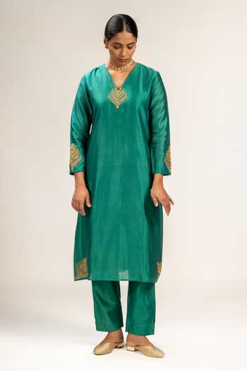 KAJAL AGRAWAL Green Silk, , Silk, Organza V-neck Marodi Handwoven Kurta Set at Aza Fashions KAJAL AGRAWAL_Green Silk, , Silk, Organza V-neck Marodi Handwoven Kurta Set _at_Aza_Fashions