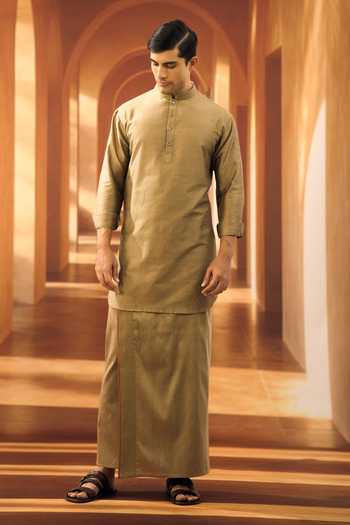 Vivek Karunakaran Linear Textured Kurta With Veshti 