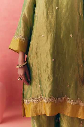 Shop Mirasa Green , Tissue, Organza V-neck Evara Embroidered Kurta Set Shop_Mirasa_Green , Tissue, Organza V-neck Evara Embroidered Kurta Set