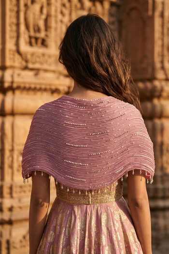 Basanti Kapde aur Koffee Pink Sweetheart Neck Banarasi Woven Lehenga Set at Aza Fashions Basanti Kapde aur Koffee_Pink Sweetheart Neck Banarasi Woven Lehenga Set _at_Aza_Fashions