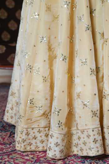 Shop Pomcha Jaipur Gold Silk Sweetheart Neck Mehfil Sunehri Gota Patti Karigari Lehenga Set Shop_Pomcha Jaipur_Gold Silk Sweetheart Neck Mehfil Sunehri Gota Patti Karigari Lehenga Set