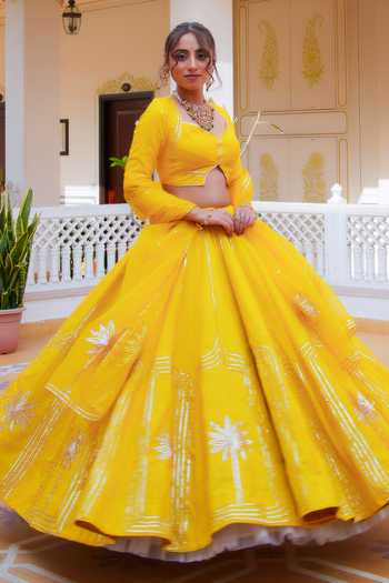 Buy_Pomcha Jaipur_Yellow Organza Sweetheart Neck Mehfil Basant Bahar Gota Patti Lehenga Set 