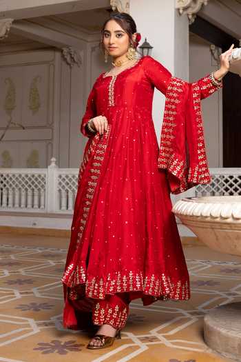 Shop Pomcha Jaipur Red Silk Sweetheart Neck Mehfil Surkh E Laal Gota Patti Work Anarkali Set Shop_Pomcha Jaipur_Red Silk Sweetheart Neck Mehfil Surkh E Laal Gota Patti Work Anarkali Set