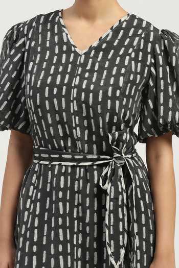 Buy_Abraham And Thakore_Grey Silk, Cotton V-neck Kantha Cutwork Dress 