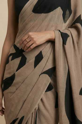 Buy_Ellemora Fashions_Black Crepe V-neck Sand And Stone Saree With Blouse 