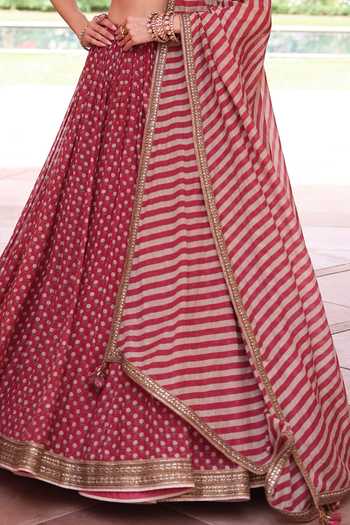 Summer By Priyanka Gupta_Red Chanderi V-neck Anargul Mul Lehenga Set _Online_at_Aza_Fashions