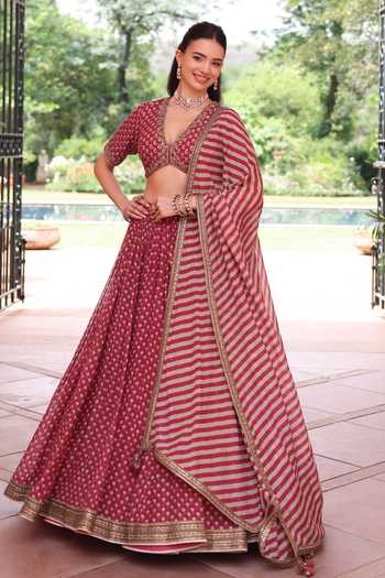Summer By Priyanka Gupta_Red Chanderi V-neck Anargul Mul Lehenga Set _at_Aza_Fashions