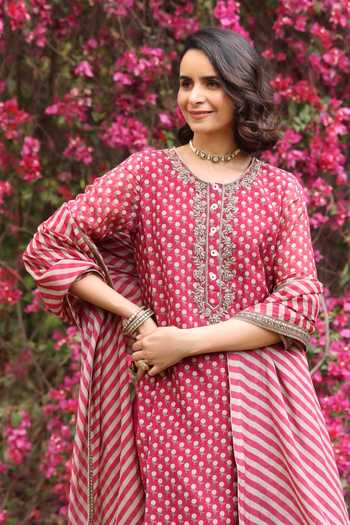 Summer By Priyanka Gupta_Red Chanderi Round Neck, Yes Anargul Printed Kurta Set _Online_at_Aza_Fashions