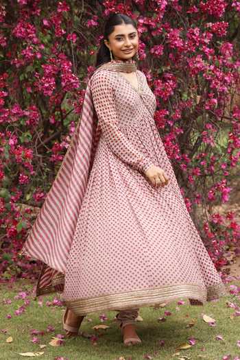 Shop_Summer By Priyanka Gupta_Beige Chanderi V-neck, Yes Noor Print Anarkali Set _Online_at_Aza_Fashions