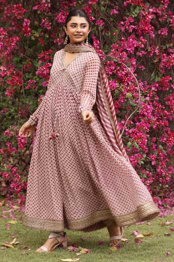 Summer By Priyanka Gupta_Beige Chanderi V-neck, Yes Noor Print Anarkali Set _at_Aza_Fashions
