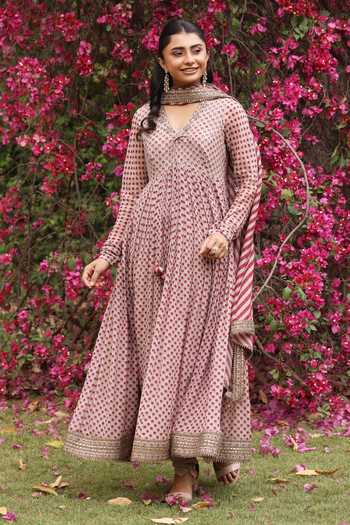 Shop_Summer By Priyanka Gupta_Beige Chanderi V-neck, Yes Noor Print Anarkali Set 
