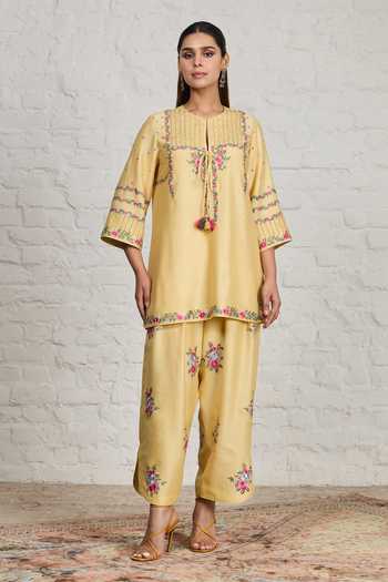 Sue Mue Yellow Silk, Cotton, Chanderi, Tissue Annora Floral Embroidered Short Kurta Set at Aza Fashions Sue Mue_Yellow Silk, Cotton, Chanderi, Tissue Annora Floral Embroidered Short Kurta Set _at_Aza_Fashions