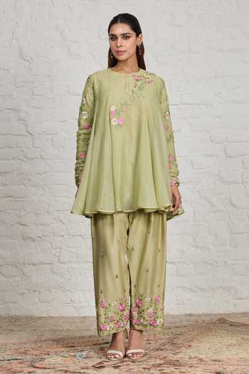 Buy Sue Mue Green Silk, Chanderi Round Neck Faye Embroidered Short Anarkali Salwar Set Buy_Sue Mue_Green Silk, Chanderi Round Neck Faye Embroidered Short Anarkali Salwar Set