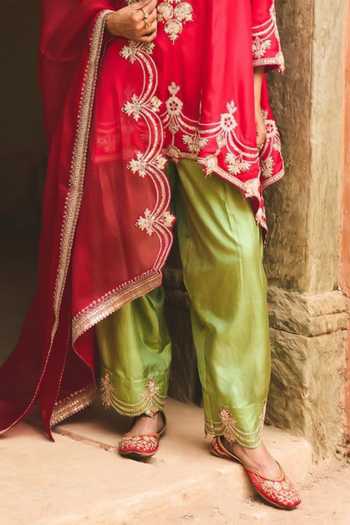 Buy Vinita Bhansali Red , Organza V-neck, Yes Saera Embroidered Kurta Set Online at Aza Fashions Buy_Vinita Bhansali_Red , Organza V-neck, Yes Saera Embroidered Kurta Set _Online_at_Aza_Fashions