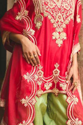 Shop Vinita Bhansali Red , Organza V-neck, Yes Saera Embroidered Kurta Set Online at Aza Fashions Shop_Vinita Bhansali_Red , Organza V-neck, Yes Saera Embroidered Kurta Set _Online_at_Aza_Fashions