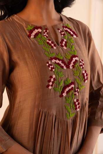 Gulabik Jaipur Beige Chanderi Split V-neck, Yes Kiana Placement Embroidered Kurta And Pant Set at Aza Fashions Gulabik Jaipur_Beige Chanderi Split V-neck, Yes Kiana Placement Embroidered Kurta And Pant Set _at_Aza_Fashions