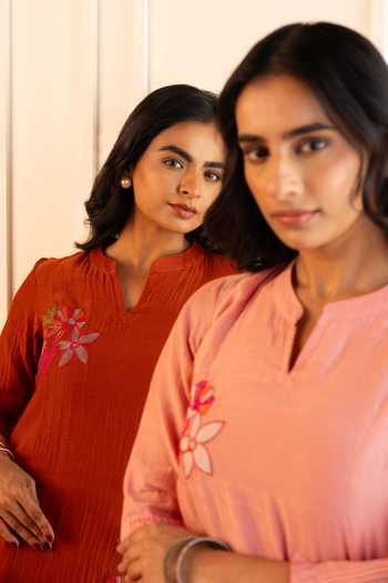 Buy_Gulabik Jaipur_Peach Chanderi Mandarin Collar Manjari Handloom Kurta And Pant Set 