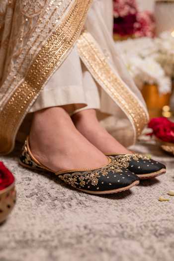 Coral Haze Zivah Hand Embroidered Juttis 