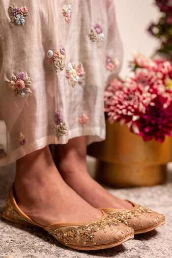 Coral Haze Dilara Hand Embroidered Juttis 