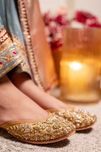 Coral Haze_Gold Zunaira Hand Embroidered Juttis _Online_at_Aza_Fashions