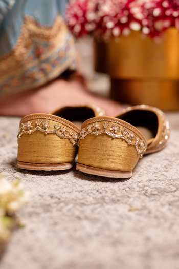 Coral Haze Zunaira Hand Embroidered Juttis 