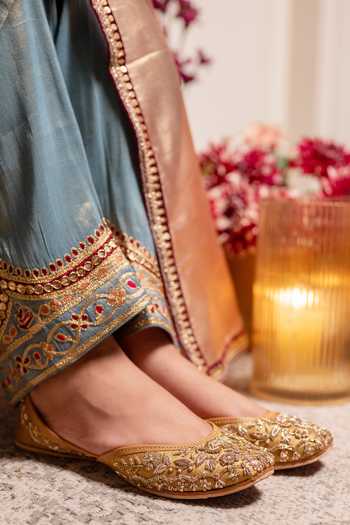 Coral Haze Zunaira Hand Embroidered Juttis 
