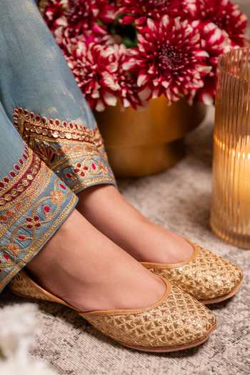 Coral Haze Fariya Zari Motif Juttis 