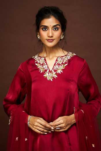 Buy Issa Studio By Chetana & Swathi Maroon Organza, Net Embroidery, Zari V-neck Reeva Kurta Set Online at Aza Fashions Buy_Issa Studio By Chetana & Swathi_Maroon Organza, Net Embroidery, Zari V-neck Reeva Kurta Set _Online_at_Aza_Fashions