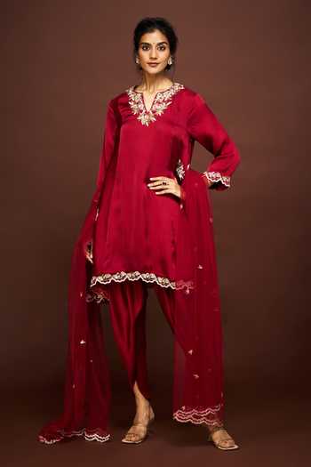 Shop Issa Studio By Chetana & Swathi Maroon Organza, Net Embroidery, Zari V-neck Reeva Kurta Set Online at Aza Fashions Shop_Issa Studio By Chetana & Swathi_Maroon Organza, Net Embroidery, Zari V-neck Reeva Kurta Set _Online_at_Aza_Fashions