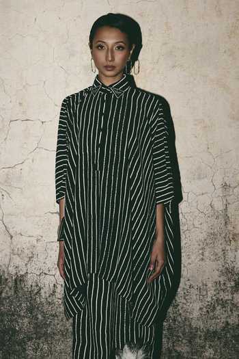 Shop_Atbw_Black Silk Satin Button-down Neck Stripe Print Long Shirt 