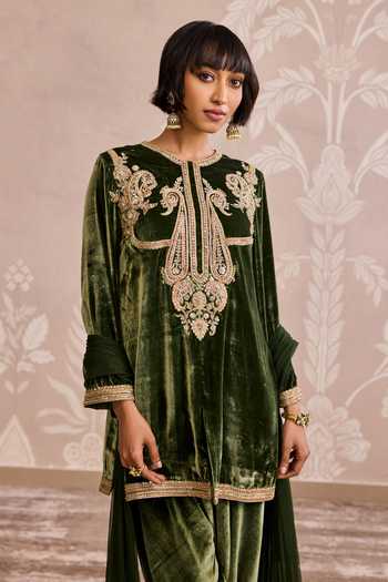 Ridhi Mehra_Green Velvet, Net Round Neck, Yes Placement Embroidered Kurta Set _Online_at_Aza_Fashions