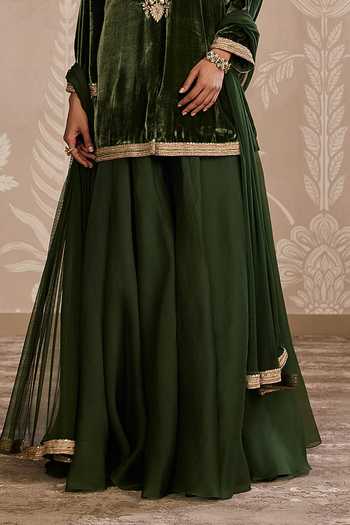 Ridhi Mehra Green Velvet, Organza, Net Round Neck Embroidered Kurta Set Online at Aza Fashions Ridhi Mehra_Green Velvet, Organza, Net Round Neck Embroidered Kurta Set _Online_at_Aza_Fashions