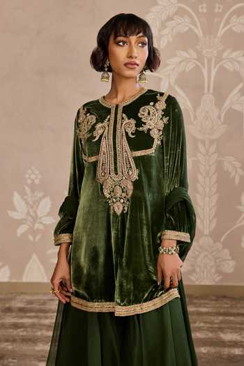 Buy Ridhi Mehra Green Velvet, Organza, Net Round Neck Embroidered Kurta Set Online at Aza Fashions Buy_Ridhi Mehra_Green Velvet, Organza, Net Round Neck Embroidered Kurta Set _Online_at_Aza_Fashions