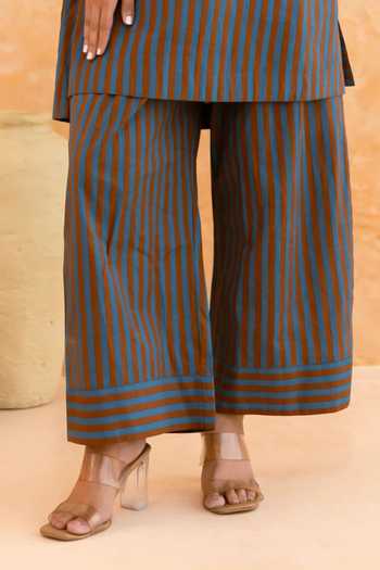 Myaara Green Cotton Split V-neck, Yes Linear Print Kurta And Pant Set Online at Aza Fashions Myaara_Green Cotton Split V-neck, Yes Linear Print Kurta And Pant Set _Online_at_Aza_Fashions