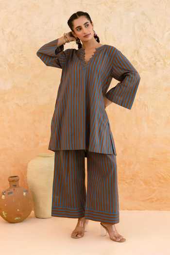 Shop Myaara Green Cotton Split V-neck, Yes Linear Print Kurta And Pant Set Online at Aza Fashions Shop_Myaara_Green Cotton Split V-neck, Yes Linear Print Kurta And Pant Set _Online_at_Aza_Fashions