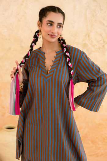 Myaara Green Cotton Split V-neck, Yes Linear Print Kurta And Pant Set at Aza Fashions Myaara_Green Cotton Split V-neck, Yes Linear Print Kurta And Pant Set _at_Aza_Fashions