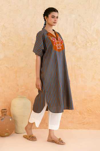 Myaara_Grey Cotton V-neck, Yes Printed Kurta And Pant Set _Online_at_Aza_Fashions