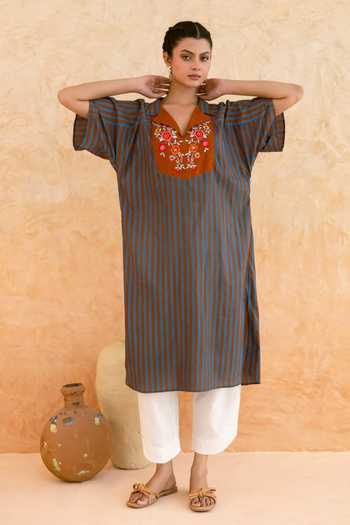 Buy_Myaara_Grey Cotton V-neck, Yes Printed Kurta And Pant Set _Online_at_Aza_Fashions