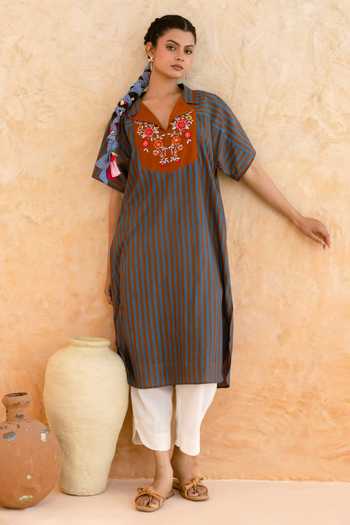 Shop_Myaara_Grey Cotton V-neck, Yes Printed Kurta And Pant Set _Online_at_Aza_Fashions
