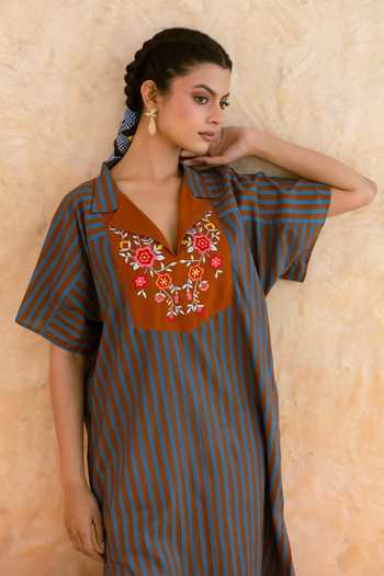 Myaara_Grey Cotton V-neck, Yes Printed Kurta And Pant Set _at_Aza_Fashions