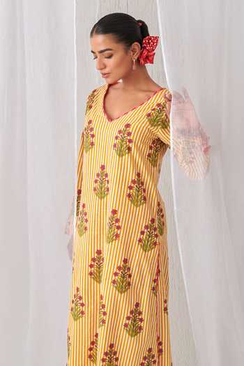 Buy_Myaara_Yellow Cotton V-neck Floral Butti Print Kurta And Pant Set _Online_at_Aza_Fashions