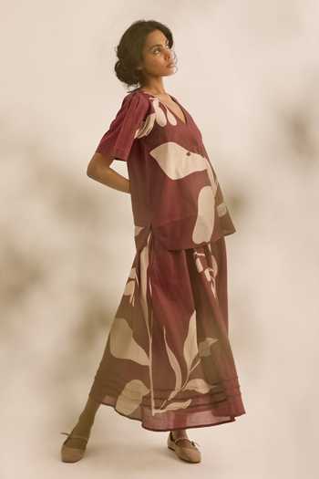 Kharakapas_Off White Muslin V-neck Nerine Sbold Abstract Floral Print Top _Online_at_Aza_Fashions