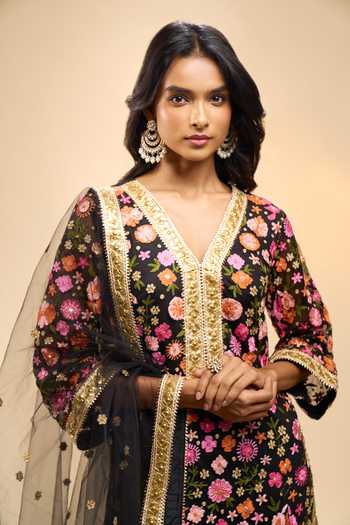 Samyukta Singhania_Black Net V-neck Machine Embroidery Straight Kurta Set With Dupatta _at_Aza_Fashions