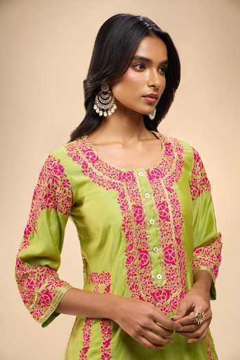 Samyukta Singhania Green Chanderi Round Neck, Yes Contrast Embroidered Kurta Set at Aza Fashions Samyukta Singhania_Green Chanderi Round Neck, Yes Contrast Embroidered Kurta Set _at_Aza_Fashions