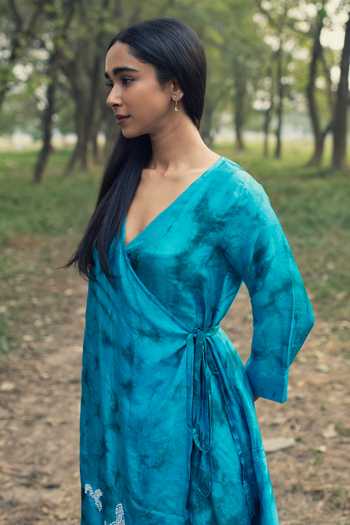 Inkpikle Blue Silk V-neck, Yes Hand Spun Mulberry Kurta Set at Aza Fashions Inkpikle_Blue Silk V-neck, Yes Hand Spun Mulberry Kurta Set _at_Aza_Fashions