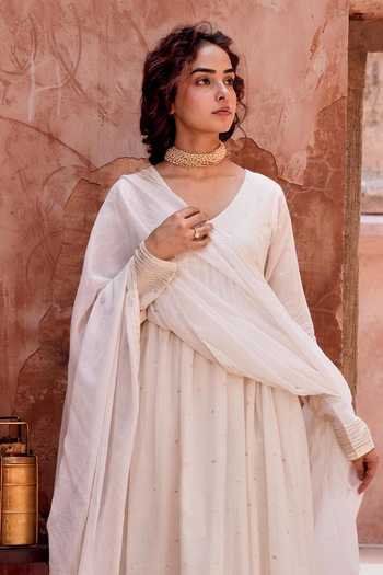 Karaj Jaipur Off White Cotton, Muslin, Kota Doria V-neck Mul Anarkali Set Online at Aza Fashions Karaj Jaipur_Off White Cotton, Muslin, Kota Doria V-neck Mul Anarkali Set _Online_at_Aza_Fashions