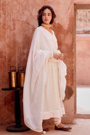 Buy Karaj Jaipur Off White Cotton, Muslin, Kota Doria V-neck Mul Anarkali Set Online at Aza Fashions Buy_Karaj Jaipur_Off White Cotton, Muslin, Kota Doria V-neck Mul Anarkali Set _Online_at_Aza_Fashions